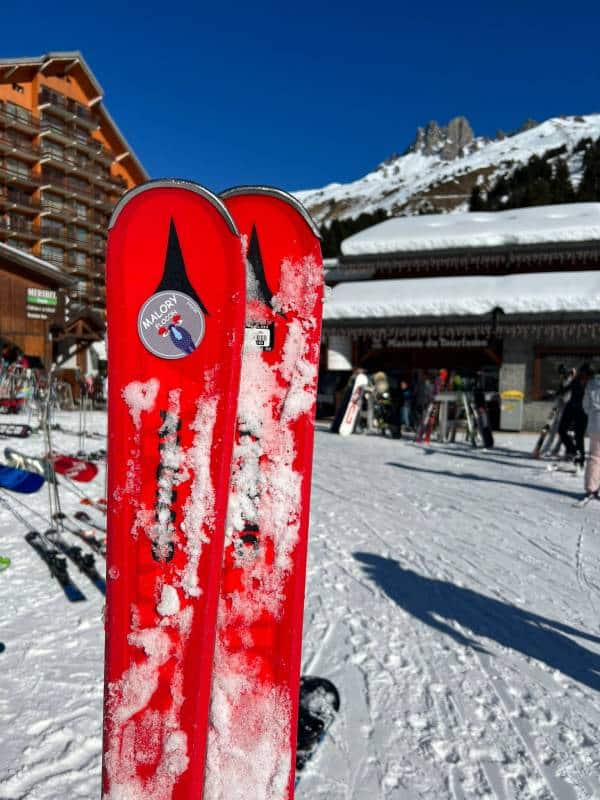 Naka-personalize na label ang kagamitan sa ski ng ESF